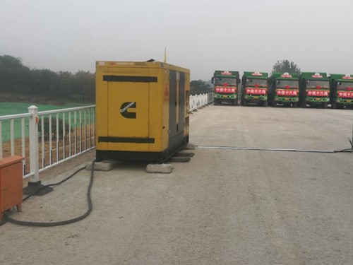 集安电力系统的稳定性和设备兼容性如何影响发电机组的频率规格？